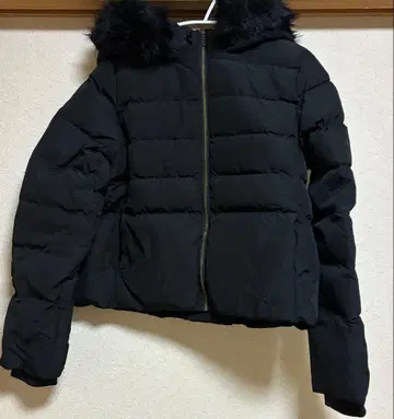 후드 부착 블랙 다운 자켓