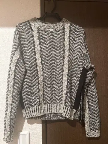 그레이와 화이트의 케이블 니트 스웨터