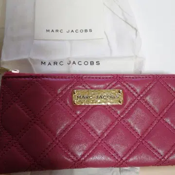 새상품 MARC JACOBS 버건디 퀼팅 장지갑