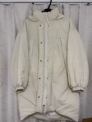 화이트 후드 부착 다운 자켓