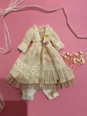 인형용 크림색 프릴 드레스