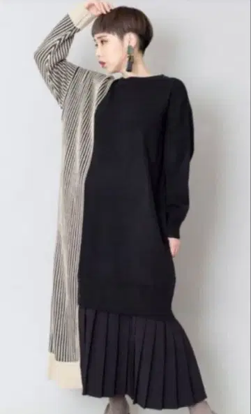 OSMOSIS 비대칭 플리츠 헴 니트 원피스 오즈모시스