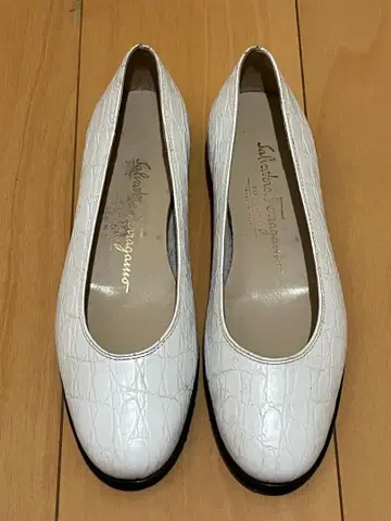 화이트 크로커다일 패턴 발레 슈즈