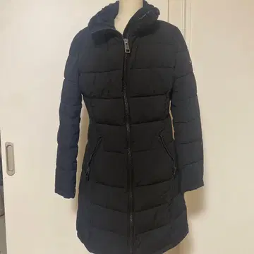 후드 부착 롱 다운 자켓 블랙