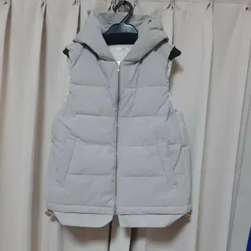 favori 후드 부착 다운 베스트 라이트 그레이 프릴 드로스트 부착