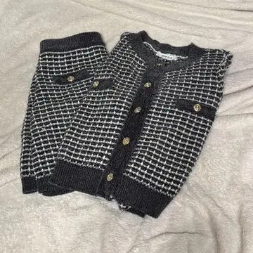 체크 무늬 가디건과 스커트 세트