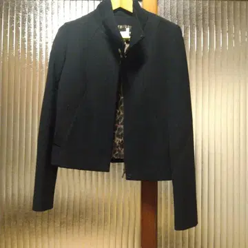 스탠드 카라 자켓 블랙 레오파드 무늬 안감