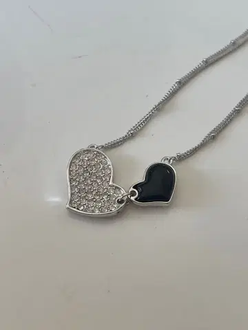 하트형 크리스탈 & 블랙 에나멜 목걸이
