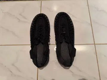 블랙 꼬임 디자인 샌들