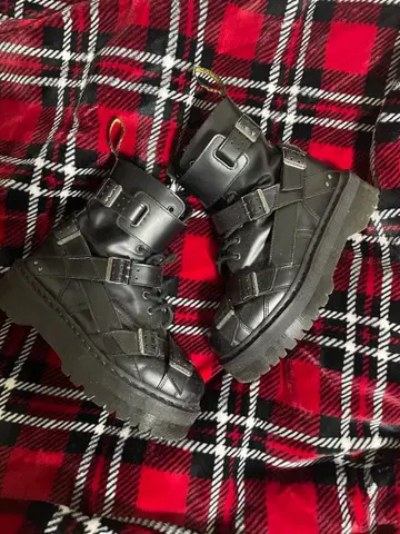 Dr. Martens 1914 QUAD STRAP 부츠