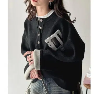 블랙 버튼이 달린 바이컬러 니트 스웨터