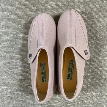 간호용 슬립온 슈즈 핑크 실외용 약간 얼룩 있음 사이즈 23.5 5E