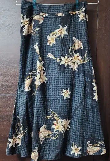 잉게보그 플라워 프린트 플레어 스커트 네이비 계열