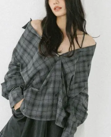 그레이 계열 체크 오프숄더 셔츠