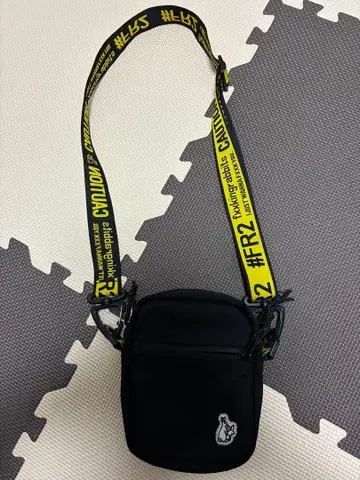 블랙 숄더백 FR2