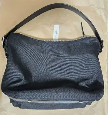 TOUT Y EST 블랙 숄더백