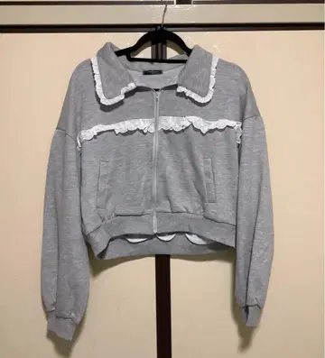 POMME d'amour 프릴 장식 그레이 크롭 맨투맨