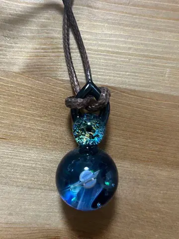 우주를 담은 듯한 유리 펜던트 목걸이