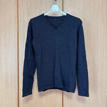 다크 그레이 V넥 스웨터 S 사이즈