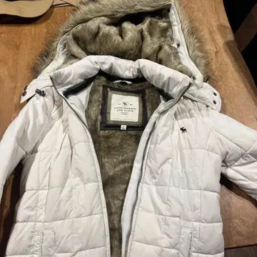 Abercrombie and Fitch 화이트 다운 자켓 S