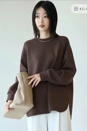 브라운 라운드넥 맨투맨 긴팔