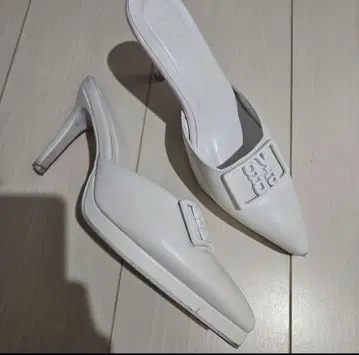 GYDA 스퀘어 로고 버클 포인티드 뮬 샌들 M