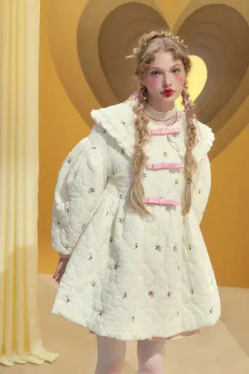 화이트 퀼팅 코트