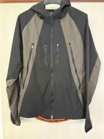 스포티 후드 부착 자켓