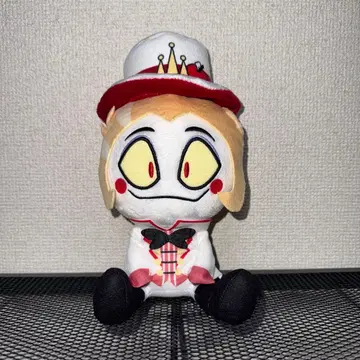 해즈빈 호텔에 어서 오세요 앉은 봉제 인형 루시퍼