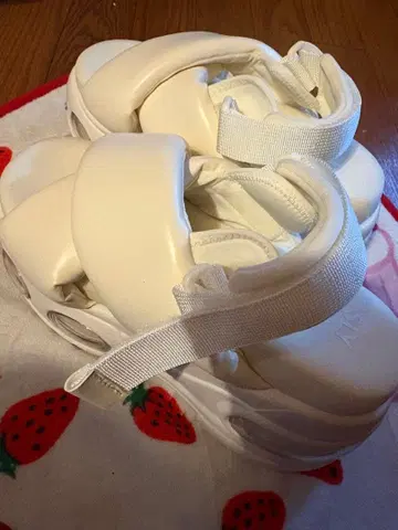 SLY 화이트 샌들