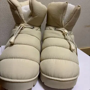 크림색 다운 스타일 어그 부츠