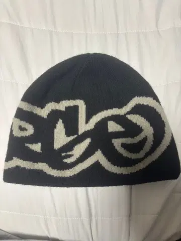 X-LARGE 로고 니트 모자 블랙 화이트