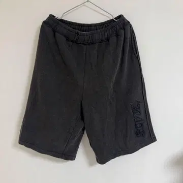 sequenz 다크 그레이 자수 로고 숏팬츠