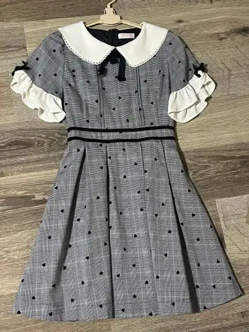 LIZ LISA 체크 무늬 원피스 하트 자수 프릴 소매