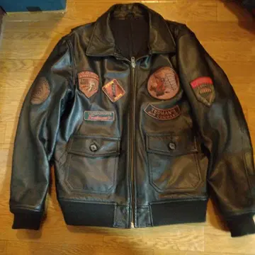 TED 패치가 달린 블랙 가죽 자켓