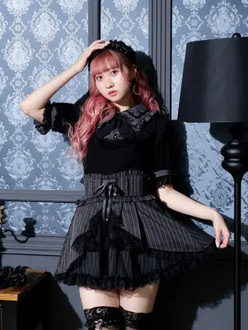 [ NOEMIE ] 로즈 레이스 요크 고딕 티셔츠