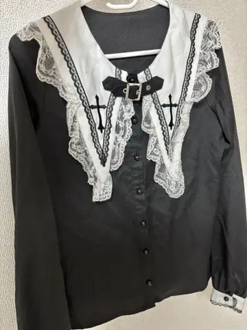 Mars 벨트 포함 크로스 자수 블라우스