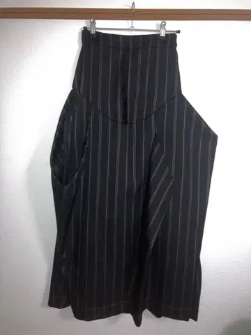 [정품] [새상품] UN3D 멀티 핀스트라이프 턱 스커트