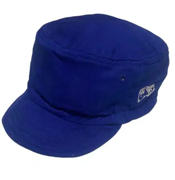 파란색 캡 로고 자수