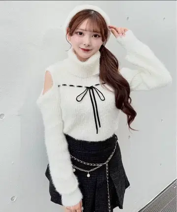 NOMAE 벨로아 리본 오프 터틀 니트 화이트