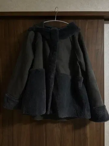 그레이 후드 부착 에코 무스탕 코트