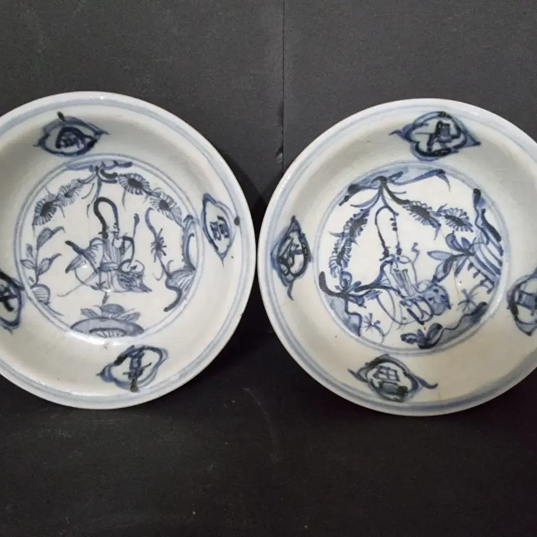 A pair of blue and white plates with Taoist immortals painted in the Ming Dynasty&#x27;s Jiajing period.