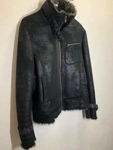 퍼 달린 블랙 자켓