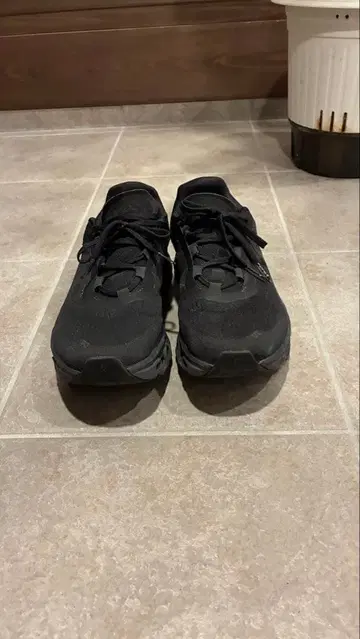 On Cloudstratus 블랙 러닝화