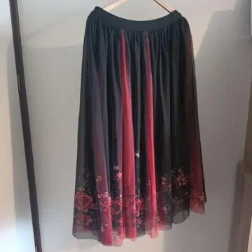 블랙과 빨간색 꽃무늬 플레어 스커트