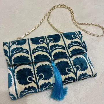 파랑과 화이트 꽃무늬 클러치백