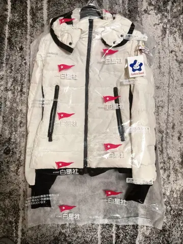 화이트 다운 자켓 후드 부착