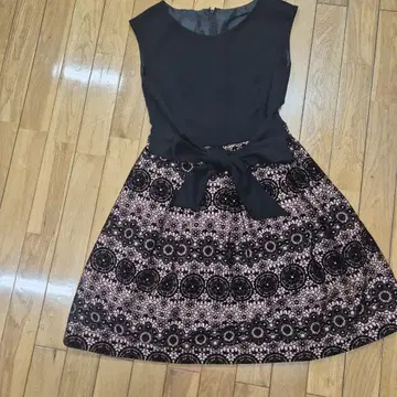 슬리브리스 무릎 기장 원피스 블랙과 핑크