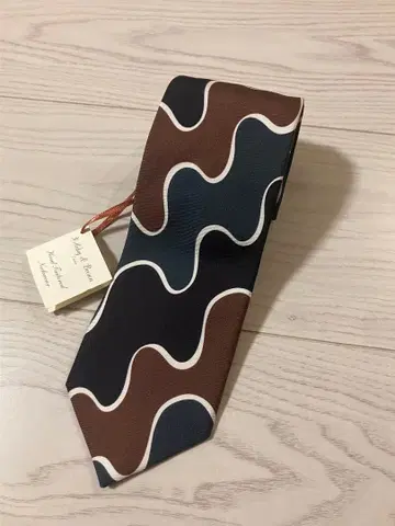 새상품 홀리데이&브라운 프린트 넥타이