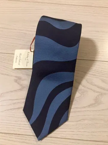 미사용 새상품 Holiday & Brown 프린트 넥타이